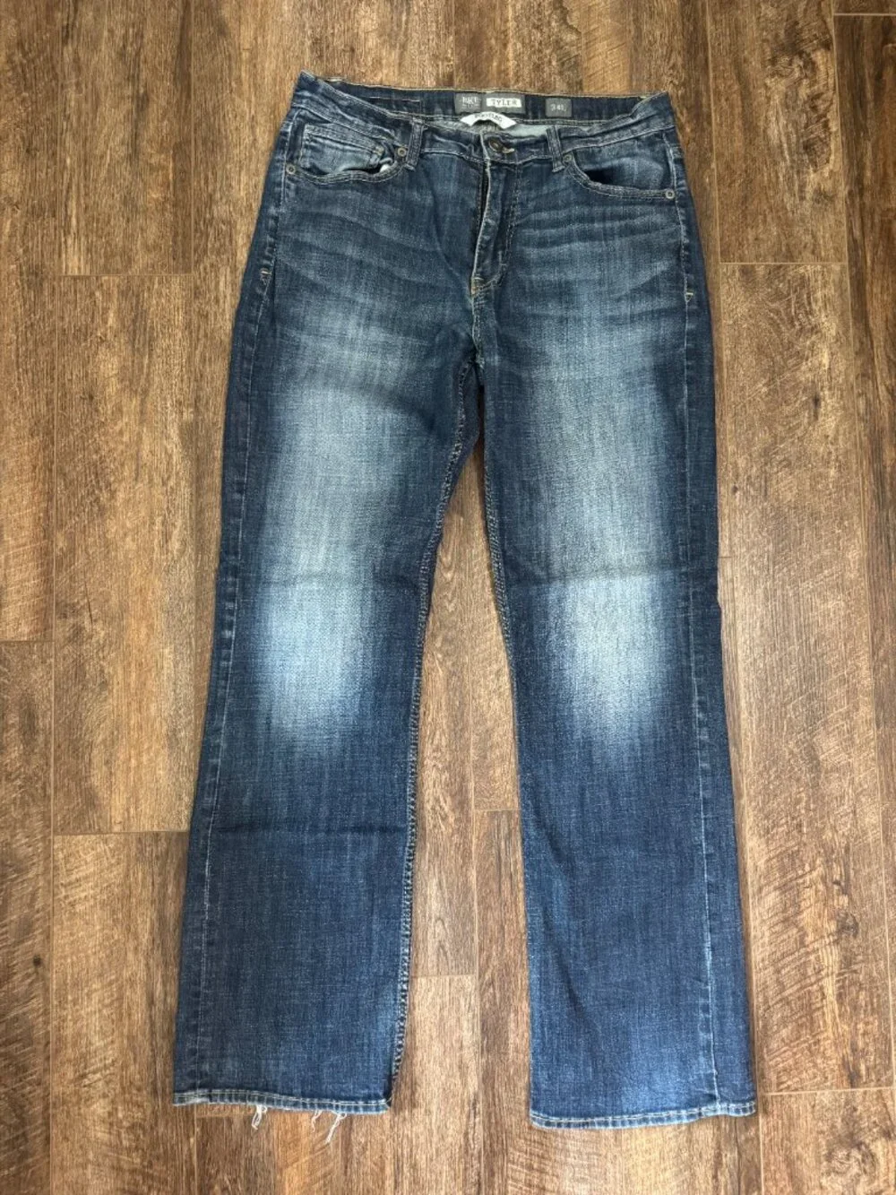 BKE Tyler Bootleg Dark Wash Distressed Denim Jeans Size 34L